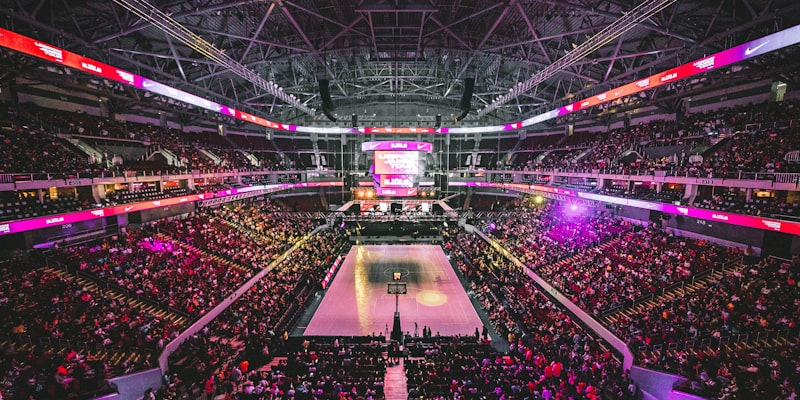 NBA常规赛精彩集锦，球员扣篮瞬间特写