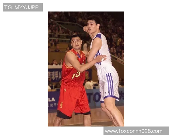 姚明在篮球盛会上分享快乐时光与年轻球员的互动让人感受到他的热情与幸福