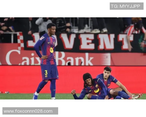 英超激战：多特蒙德逆转巴萨红牌争议引发全场热议